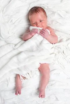 Infant in bed Stock-Fotos