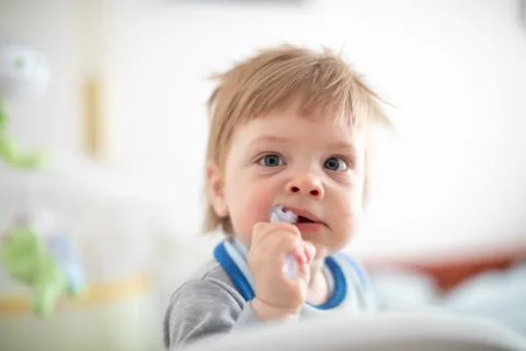 Infant biting in the bed Foto stock