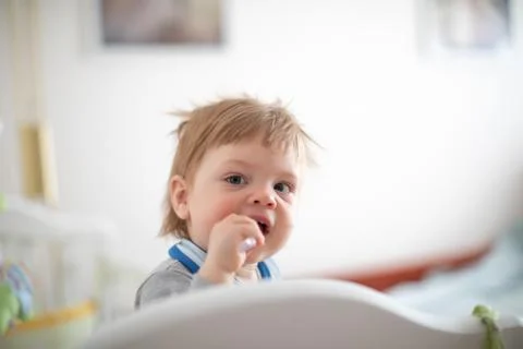 Infant biting in the bed Foto stock