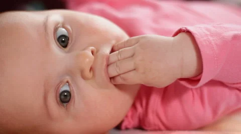 Infant biting hand. Video stock 1073863