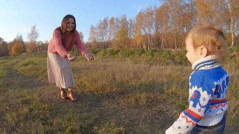 Infant boy running to mom Video stock 118163378
