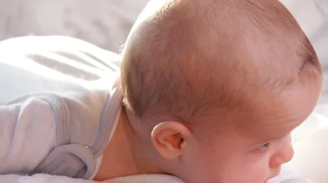 Infant looking around. Video stock 1086157