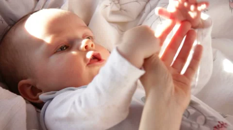 Infant playing with mother. Video stock 1087713