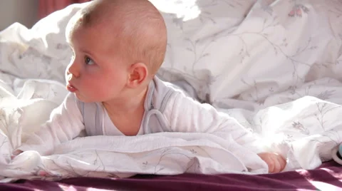 Infant rising up. Video stock 1086204