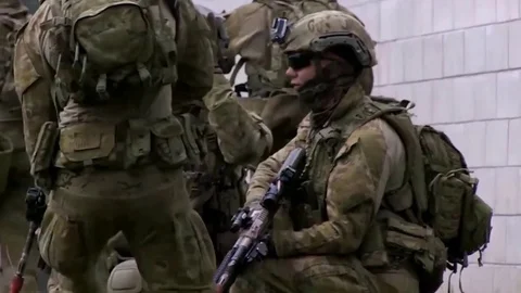 Infantry Group Discusses Offensive Order Video stock 120832829