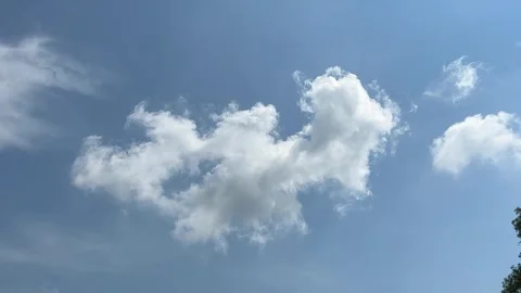 Infinite Horizon Above: A Captivating Display of Sculpted Vapor Against a C.. Stock-Footage 337286740