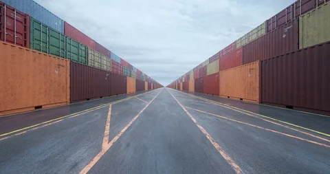 Infinite rows of cargo shipping containers under overcast sky Vidéo 114126213