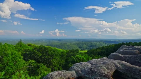 Infinite Summer: Endless Green Ridges Under a Boundless Blue Sky Video stock 321501550