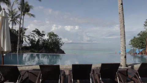Infinity pool early morning beach resort Stockbeeldmateriaal 189180722