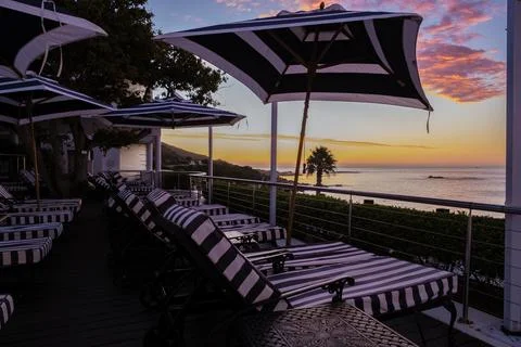 Infinity pool looking out over the ocean of Cape Town South Africa, swimming Fotos de archivo