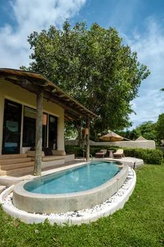 Infinity pool in looking out over the ocean, luxury vacation private pool villa Fotos Stock