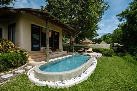 Infinity pool in looking out over the ocean, luxury vacation private pool villa Fotos Stock