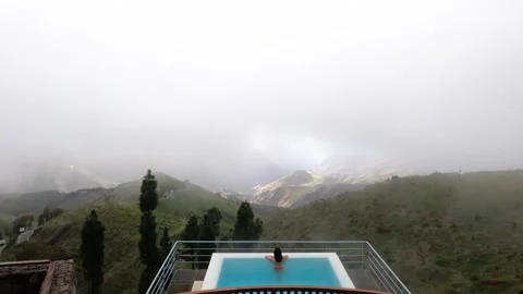 Infinity pool at mountain top in the open air with foggy landscape Vídeos de archivo 233253943