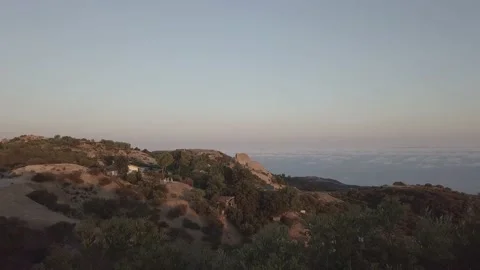 Infinity pool overlooking California mountain sunset Stockbeeldmateriaal 167551772