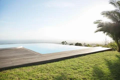 Infinity pool overlooking hillside Foto stock
