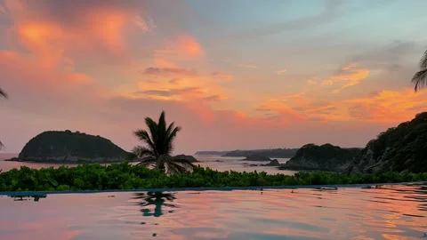 Infinity pool overlooking the Pacific Ocean at sunset in Huatulco, Mexico. Stock Footage 327499222
