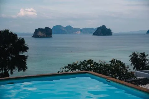 Infinity pool overlooking turquoise waters of Thailand Stock-Fotos
