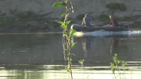 Inflatable boat moves on the river 動画素材 64331523