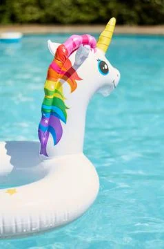Inflatable circle in the form of a unicorn in the pool Stock-Fotos
