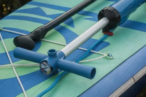 Inflatable supboard close-up, pump and paddle included. Foto stock