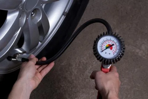 Inflating the wheels Stockfoto's