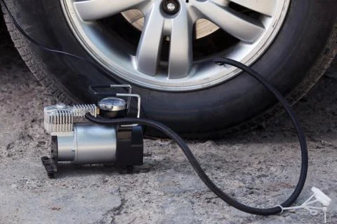 Inflating the wheels 库存照片