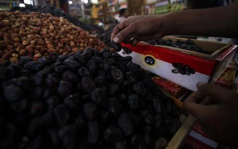 Inflation data ahead of the holy fasting month of Ramadan in Karachi, Pakistan - Stock Photos