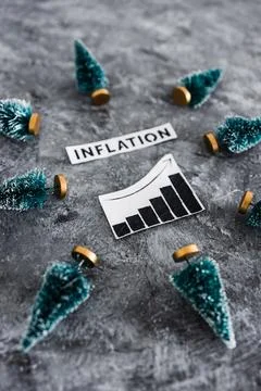 Inflation graph with stats going up surrounded by mini Christmas trees, cos.. 스톡 사진