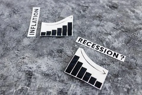 Inflation text next to graphs with stats going up  and recession text next to 库存照片