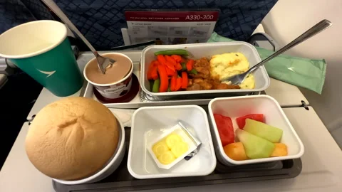 Inflight dining. Dinner on Cathay Pacific A330-300 Hong Kong airlines Видео 327758690