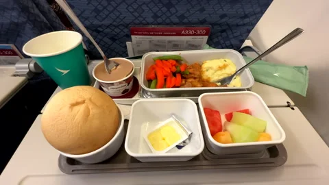 Inflight dining. Dinner on Cathay Pacific A330-300 Hong Kong airlines Vidéo 327783700