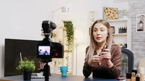 Influencer beauty vlogger recording tutorial for followers 库存影片 121668031