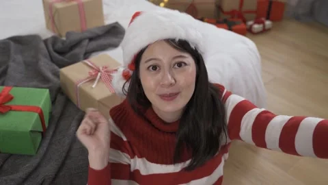 Influencer facing camera is raising index finger Video stock 154951840
