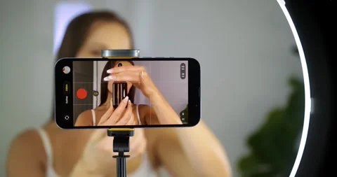 Influencer Filming Makeup Tutorial at Home Studio Видео 323446293