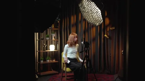 Influencer preparing for interview in studio Vidéo 318648061