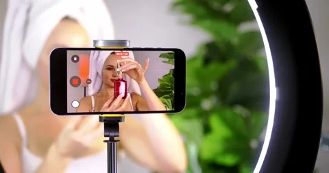 Influencer Recording Beauty Tutorial in Home Studio Видео 323451658