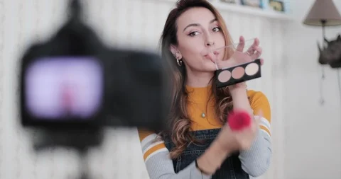 Influencer recording make up tutorial video at home Vídeo Stock 120463561
