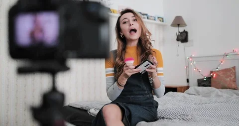Influencer recording make up tutorial video at home Vídeos de archivo 120463693