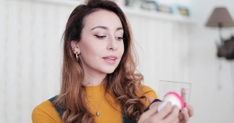 Influencer recording make up tutorial video at home Vídeos de archivo 120463718