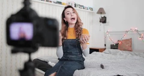 Influencer recording make up tutorial video at home Vídeo Stock 120463867
