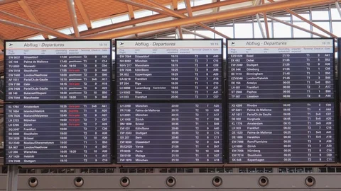 Info of flight on billboard in airport Видео 107415393
