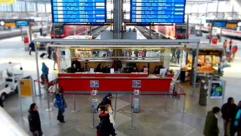 Information desk at Munich central station, time lapse and tilt shift Vídeo Stock 71947449