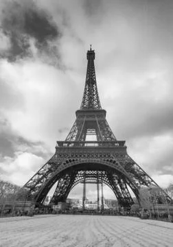 Infrared view of Eiffel Tower from Champs de Mars park, Paris Foto stock