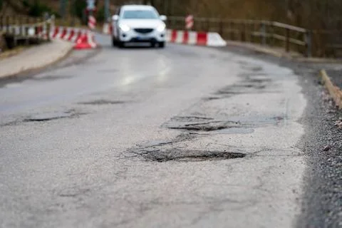  Infrastructure degradation. Poor condition of the road surface. Winter se... 스톡 사진