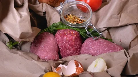 Ingredient for cutlets - minced meat, herbs, tomato, egg, bread Vidéo 146709766