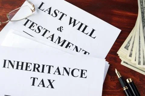 Inheritance tax form on a table and cash. Foto stock