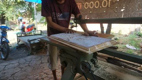 The initial process of making traditional Javanese Gebyok Foto stock