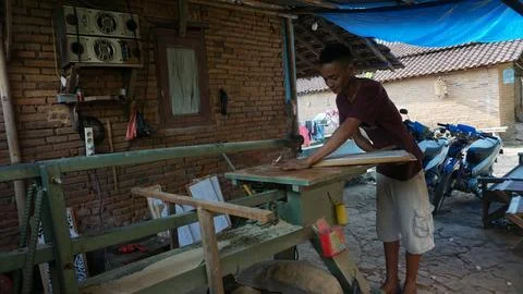 The initial process of making traditional Javanese Gebyok Foto stock