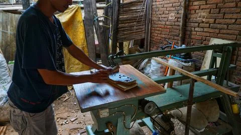 The initial process of making traditional Javanese Gebyok Fotos de archivo