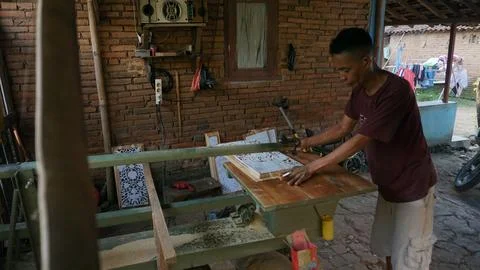 The initial process of making traditional Javanese Gebyok Foto stock